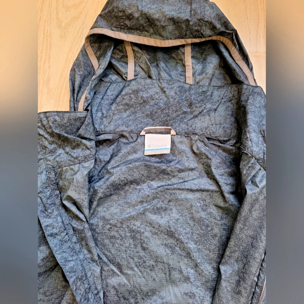 Columbia men's lightweight grey hooded windbreaker rain jacket- size XL
